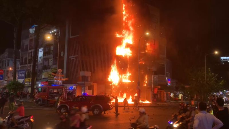 Quảng cáo ngoài trời gây hỏa hoạn và tai nạn sập đổ