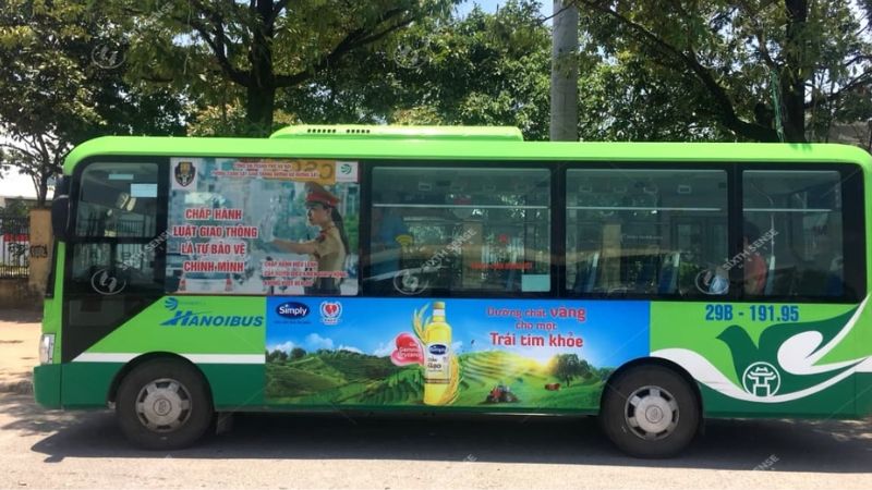 Quảng cáo ngoài trời trên xe gây mất an toàn và trật tự giao thông